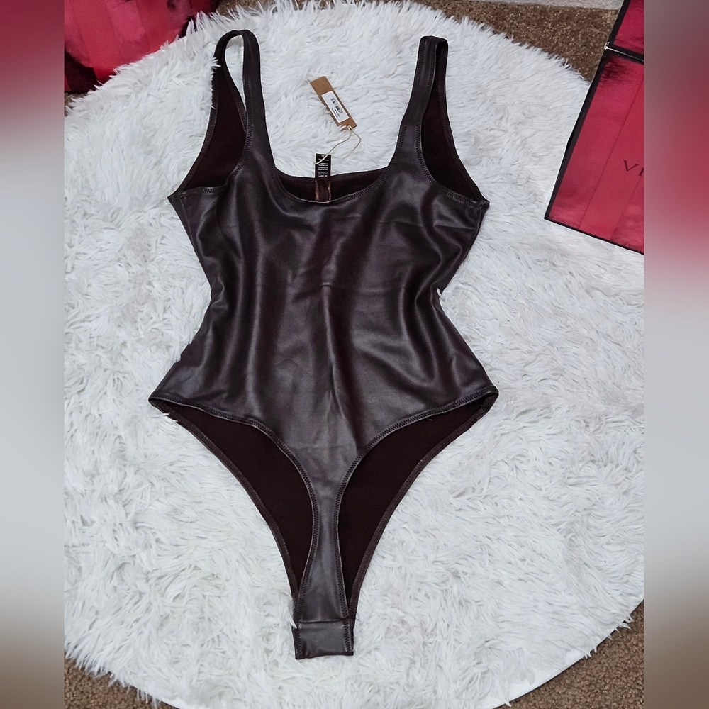 SKIMS Faux Leather Scoop Neck Bodysuit in Cocoa - Picture 4 of 5